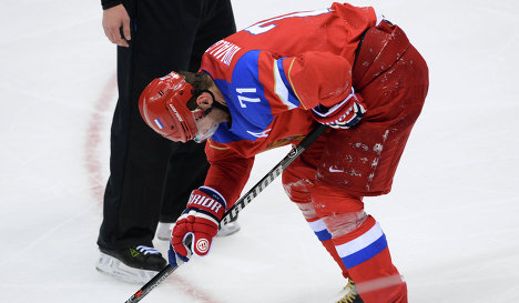 Нападающий сборной России по хоккею Илья Ковальчук покидает лед после повреждения во время столкновения с игроков сборной Словакии