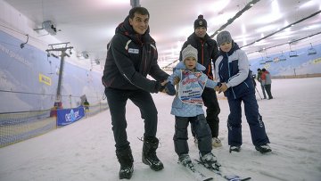 Звезды российского футбола помогли детям с инвалидностью покататься на лыжах