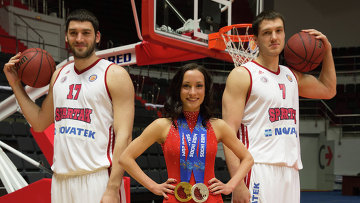 Ксения Столбова приняла участие в фотосессии с баскетболистами 
