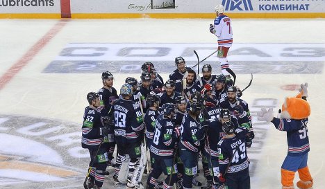 Хоккеисты "Металлурга" и талисман магнитогорской команды Лисенок Тимоша радуются победе над "Львом"
