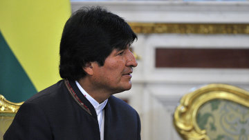 Президент Боливии Моралес подписал контракт с профессиональным футбольным клубом