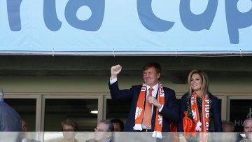 Король и королева Нидерландов посетили раздевалку футбольной сборной на ЧМ-2014