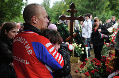 Люди во время похорон разбившихся на самолете Як-42