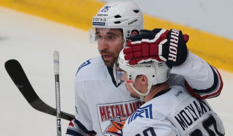 Хоккеисты "Металлурга" Данис Зарипов (слева) и Сергей Мозякин