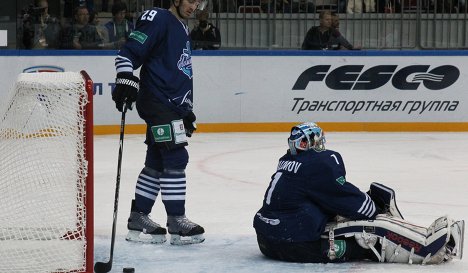 Защитник "Адмирала" Ян Коларж (слева) и вратарь "Адмирала" Иван Налимов.