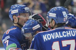 Хоккеисты СКА Дмитрий Калинин, Динар Хафизуллин и Илья Ковальчук (слева направо)
