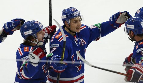 Хоккеисты СКА Артемий Панарин (слева) и Вадим Шипачев радуются заброшенной шайбе