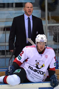 Главный тренер ХК "Трактор" Андрей Николишин (слева) дает указания игрокам
