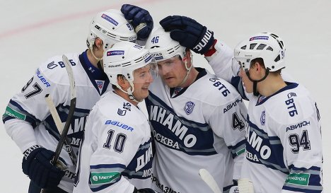 На фото: хоккеисты "Динамо" радуются забитой шайбе.