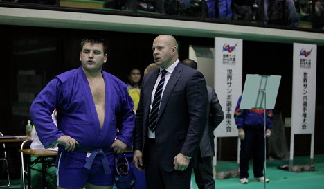 Федор Емельяненко и Кирилл Сидельников (слева)