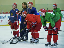 Главный тренер сборной России по хоккею Олег Знарок (второй слева) и хоккеисты национальной команды