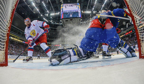 Нападающий сборной России Илья Ковальчук забрасывает шайбу в ворота шведского голкипера