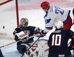 Форвард молодежной сборной России Александр Шаров забрасывает шайбу в ворота сборной США