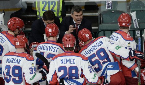 Главный тренер ЦСКА Дмитрий Квартальнов (справа на вторм плане)