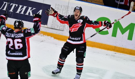 Хоккеисты "Авангарда" Эрик Густафссон (слева) и Чад Коларик
