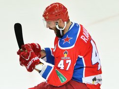 Нападающий ЦСКА Александр Радулов радуется заброшенной шайбе