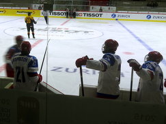 Хоккеисты юниорской сборной России (на первом плане)