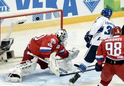 Хоккеист сборной Финляндии забрасывает шайбу в ворота российской сборной в матче Еврохоккейтура