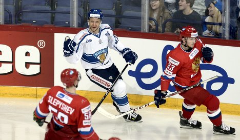 Форвард финской сборной Осси Лоухиваара радуется заюрошенной шайбе в ворота российских хоккеистов